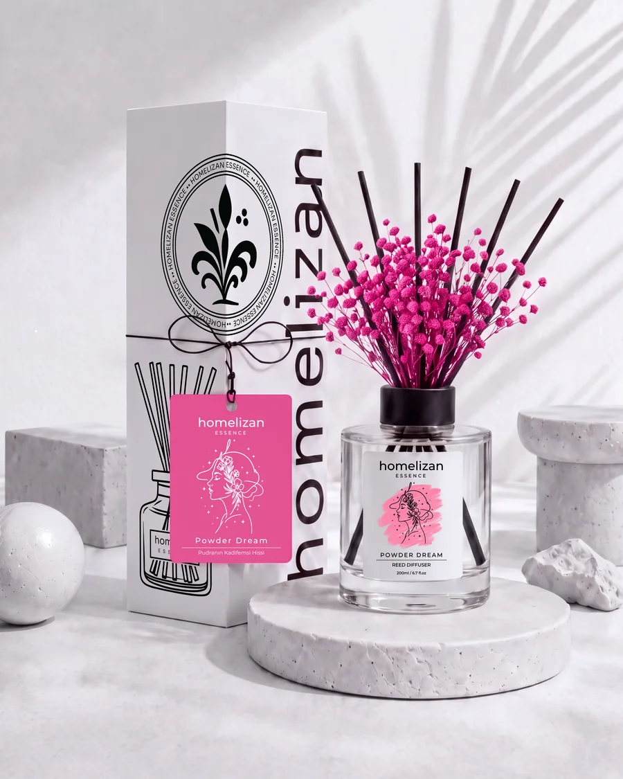 Powder Dream çubuklu oda kokusu: kutusu, askı etiketi ve cipso çiçekli şişesi